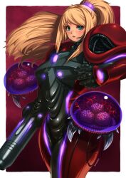  1girl arm_cannon armor black_armor blonde_hair border cowboy_shot high_ponytail highres kainan long_hair metroid metroid_(creature) metroid_prime_4:_beyond ponytail power_suit_(metroid) red_armor red_background samus_aran simple_background solo_focus weapon white_border 