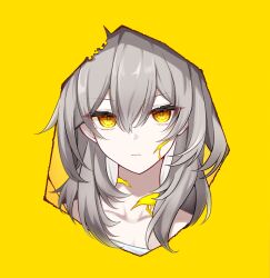  1girl bare_shoulders broken_skin closed_mouth collarbone colored_inner_hair empty_eyes grey_hair hair_between_eyes highres honkai:_star_rail honkai_(series) long_hair looking_at_viewer multicolored_hair off-shoulder_shirt off_shoulder orange_pupils shirt sidelocks simple_background solo stelle_(honkai:_star_rail) t-shirt tiizumaru98 trailblazer_(honkai:_star_rail) upper_body white_hair white_shirt yellow_background yellow_eyes 