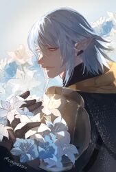 1boy absurdres armor chainmail closed_mouth commentary elezen elf english_commentary final_fantasy final_fantasy_xiv flower grey_background hair_behind_ear haurchefant_greystone highres katagawa_mika long_pointy_ears looking_back male_focus pauldrons pointy_ears shoulder_armor smile solo twitter_username upper_body white_flower white_hair yellow_eyes 