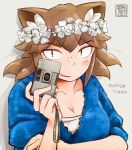  1girl animal_ears breasts brown_hair camera cat_ears cleavage dated eyebrows fang flower freckles hair_flower hair_ornament hair_wreath highres looking_at_viewer original san_mamiya short_hair sleeves_pushed_up slit_pupils smile solo thick_eyebrows 