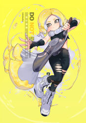  1girl arm_wrap black_leggings black_shirt blonde_hair boots closed_mouth commentary crop_top full_body grey_eyes highres holding holding_weapon jinkoika leggings medium_hair midriff multicolored_hair octoling octoling_girl octoling_player_character painbrush_(splatoon) shirt smile solo splatoon_(series) splatoon_3 split_mouth symbol-only_commentary tentacle_hair torn_clothes torn_leggings two-tone_hair weapon white_boots white_hair yellow_background 