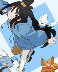  1girl black_hair blue_hoodie bracelet clauncher commentary_request cube_hair_ornament denson_(yuppy-27lusk) dive_ball earclip grey_eyes grin hair_ornament hand_up highres holding holding_poke_ball hood hood_down hoodie jewelry leggings lida_(pokemon) long_hair long_sleeves poke_ball pokemon pokemon_(creature) pokemon_legends:_z-a shoes smile spread_fingers staryu tassel teeth topknot vanillite white_shoes 