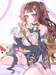  1girl ankle_cuffs anya_melfissa anya_melfissa_(1st_costume) bare_shoulders barefoot black_dress blonde_hair blonde_streaks blunt_bangs bow bowtie brown_hair center_frills closed_mouth commentary dagger detached_sleeves dress frilled_dress frilled_sleeves frills gradient_hair hair_ornament hanapy hashtag-only_commentary highres holding holding_dagger holding_knife holding_weapon hololive hololive_indonesia knife kris_(weapon) kris_hair_ornament leg_ribbon long_hair long_sleeves mascot multicolored_hair on_bed puffy_sleeves reverse_grip ribbon short_dress sidelocks sitting sleeveless sleeveless_dress smile streaked_hair stuffed_toy symbol-only_commentary tatang_(pavolia_reine) thigh_ribbon thigh_strap two_side_up udin_(kureiji_ollie) violet_eyes virtual_youtuber wariza wavy_hair weapon white_bow white_bowtie 