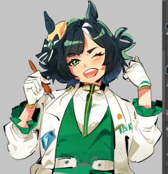  1girl animal_ears art_program_in_frame belt beret black_bow blunt_bangs blush_stickers bow collared_jacket commentary diamond_(shape) ears_through_headwear english_commentary eyelashes frilled_sleeves frills gloves green_eyes green_hair green_vest grey_background happy hat hat_bow hat_ornament holding holding_pen horse_ears horse_girl jacket kiseki_(miracle_author)_(umamusume) kiseki_(umamusume) long_sleeves looking_at_viewer mini_hat multicolored_hair nib_pen_(object) one_eye_closed one_side_up open_clothes open_jacket open_mouth parted_bangs pdvl pen procreate_(medium) procreate_(software) puffy_long_sleeves puffy_sleeves shirt short_hair simple_background single_stripe smile solo streaked_hair striped_bow teeth thick_eyebrows turtleneck turtleneck_shirt umamusume upper_body v-neck vest white_belt white_gloves white_jacket white_shirt yellow_hat 