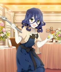  1girl :d bags_under_eyes black_bow black_ribbon blue_dress blue_hair bow ceiling_light champagne_flute collarbone cup dot_nose dress drinking_glass feet_out_of_frame flower formal_clothes game_cg green_eyes hair_between_eyes haji_keiko hands_up holding holding_screwdriver holding_wrench indoors jewelry leaning_forward looking_at_viewer medium_hair necklace official_art open_mouth pale_skin pearl_necklace picture_frame pink_flower pink_rose plant plate potted_plant ribbon rose round_table screwdriver short_sleeves shrug_(clothing) sign smile solo table tablecloth third-party_source toji_no_miko toji_no_miko:_kizamishi_issen_no_tomoshibi waist_bow waist_ribbon wavy_hair white_flower wrench yellow_shrug 