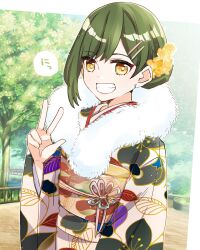  1girl alternate_costume brown_kimono brown_sash commentary_request day floral_print floral_print_kimono floral_print_sash fur-trimmed_kimono fur_trim furisode green_hair grin hair_bun hair_ornament hairclip highres japanese_clothes kanduki_kamibukuro kimono link!_like!_love_live! looking_at_viewer love_live! obi obiage obijime ogami_sachi outdoors parallel_hairclips print_kimono print_sash sash short_hair single_hair_bun smile solo tree upper_body w yellow_eyes 