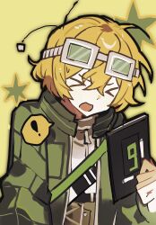  ! >_< 1boy black_outline blonde_hair coat devyat'_association_north_uniform falling furrowed_brow goggles goggles_on_head green_coat highres holding holding_tablet_pc jacket_under_coat limbus_company open_mouth outline overcoat project_moon sinclair_(project_moon) solo spoken_exclamation_mark tablet_pc wince xxxxx20090503 