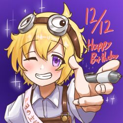  1girl ahoge blonde_hair blush borrowed_character brown_overalls commentary_request crossed_bangs dated derorean1212_(character) dot_nose frillsharrrrrk goggles goggles_on_head googly_eyes grin happy_birthday highres holding holding_pen incoming_object long_sleeves looking_at_viewer medium_hair one_eye_closed original overalls pen purple_background sash second-party_source shirt shoulder_sash simple_background smile solo sparkle translation_request upper_body violet_eyes white_shirt 