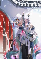  1boy absurdres arknights bead_bracelet beads bracelet chinese_commentary closed_mouth colored_extremities commentary_request diqiubaozhawoshuijue dragon_boy dragon_horns dragon_tail earrings eastern_dragon_horns eastern_dragon_tail feet_out_of_frame flower_pot food fruit hair_between_eyes highres holding holding_flower_pot horns jacket jewelry long_hair long_sleeves looking_at_viewer male_focus mandarin_orange multicolored_hair ofuda_earrings outdoors pink_eyes plant pointy_ears potted_plant smile snowing solo standing streaked_hair tail tree white_hair white_jacket yi_(arknights) 