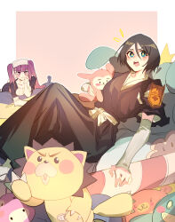  2girls belt black_hair black_kimono bleach blue_eyes blunt_bangs blush border breasts detached_sleeves dokugamine_riruka furrowed_brow hair_between_eyes hat head_on_hand highres japanese_clothes kimono kon_(bleach) kuchiki_rukia light_smile long_hair medium_breasts multiple_girls open_mouth parted_lips pink_background purple_hair sandals shihakusho short_hair socks stuffed_animal stuffed_lion stuffed_toy twintails white_belt white_border white_hair white_hat white_sleeves white_socks xi_luo_an_ya 