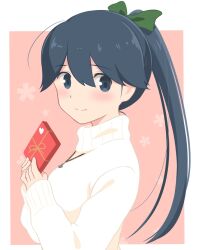  1girl alternate_costume azuki-iro black_eyes black_hair commentary_request gift green_ribbon hair_ribbon highres holding holding_gift houshou_(kancolle) jewelry kantai_collection looking_at_viewer necklace pink_background ribbon smile solo sweater upper_body white_sweater 
