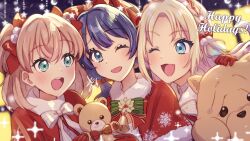  3girls :d blonde_hair blue_eyes blue_hair bow bowtie braid capelet chow_chow commentary_request english_text fang fur-trimmed_capelet fur_collar fur_trim fuyu_no_okurimono_(love_live!) green_bow green_bowtie green_eyes hair_bow hasu_no_sanrenka highres hinoshita_kaho holding holding_toy kyaku_tasu link!_like!_love_live! love_live! low_twintails multiple_girls murano_sayaka official_alternate_costume one_eye_closed open_mouth orange_hair osawa_rurino parted_bangs red_capelet side-by-side smile snowflake_print stuffed_animal stuffed_toy teddy_bear teeth toy twintails two_side_up upper_body upper_teeth_only virtual_youtuber white_bow white_bowtie 