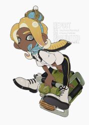  1boy black_leggings blonde_hair boots closed_mouth commentary_request crown dark-skinned_male dark_skin explosher_(splatoon) full_body grey_eyes highres holding holding_weapon ink_tank_(splatoon) lace-up_boots leaning_forward leggings long_hair male_focus octoling octoling_boy octoling_player_character po_(moudameda17) shirt simple_background solo splatoon_(series) t-shirt tentacle_hair thick_eyebrows very_dark_skin watermark weapon white_background white_boots white_shirt 