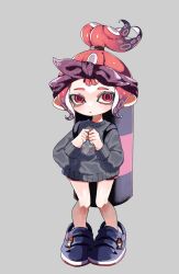  1girl 9tyas black_sweater blue_shoes bow bow_hairband commentary_request eyelashes full_body grey_background hairband high_ponytail highres knees_together_feet_apart medium_hair octoling octoling_girl octoling_player_character open_mouth own_hands_together ponytail print_sweater purple_bow purple_hairband red_eyes shoes simple_background solo splatoon_(series) splatoon_3 standing sweater tentacle_hair 