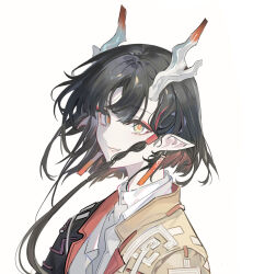  1girl arknights black_hair chinese_commentary commentary dragon_girl dragon_horns echj green_eyes highres horns jacket jie_(arknights) looking_at_viewer parted_lips pointy_ears shirt short_hair smile solo white_shirt yellow_jacket 