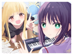  2girls absurdres black_shirt blush bracelet brown_eyes cho_kaguya-hime! closed_mouth commentary_request green_eyes highres instrument jewelry kaguya_(cho_kaguya-hime!) long_hair looking_at_viewer mole mole_under_eye multiple_girls open_mouth sakayori_iroha sankaku_(maruchann32) school_uniform serafuku sheet_music shirt synthesizer tambourine teeth upper_teeth_only v 