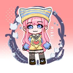  1girl :3 animal_ear_headwear animal_ears asymmetrical_legwear beanie ben-day_dots black_shoes blue_bow blue_eyes blue_hat blue_sleeves bow buttons cat_ears checkered_background chibi chinese_commentary closed_mouth collared_shirt commentary_request copyright_name dot_nose dress_shirt earrings eyelashes eyes_visible_through_hair fake_animal_ears footwear_bow fringe_trim gradient_background grey_pantyhose grey_thighhighs hat heart heart_earrings heart_print infinity_nikki jewelry long_sidelocks long_sleeves mary_janes miniskirt nikki_(series) outline pantyhose picture_frame pink_background pink_hair pleated_skirt print_sweater puffy_long_sleeves puffy_sleeves screentones shirt shirt_under_sweater shoes sidelocks single_leg_pantyhose single_thighhigh skirt sleeves_past_wrists smile solo standing straight-on stylist_(nikki) sweater thigh-highs torn_clothes torn_pantyhose two-tone_background two-tone_headwear wavy_hair white_background white_outline white_shirt white_skirt yanyi20232 yellow_hat yellow_sweater 
