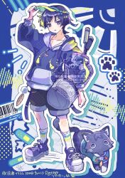  1boy alternate_costume animalization aqua_hat arm_at_side arm_up bag bandaid barcode black_shorts blue_border blunt_ends border bracelet bright_pupils casual cat choppy_bangs collarbone contemporary cross-laced_shoes drawstring duffel_bag eyeliner feathers full-length_zipper full_body genshin_impact gold gold_pendant golf_bag golf_club green_trim gurumin_(gurruguru) hat hood hood_down hoodie jewelry long_sleeves looking_at_viewer makeup male_focus necklace outline parted_lips paw_print person_and_animalization pom_pom_(clothes) purple_bag purple_cat purple_hair purple_hood purple_hoodie purple_shoes purple_sleeves purple_theme red_eyeliner scaramouche_(cat)_(genshin_impact) scaramouche_(genshin_impact) shoes shorts sneakers socks solo standing tsurime violet_eyes visor_cap wanderer_(genshin_impact) white_background white_mouth white_outline white_pupils white_socks yellow_feathers yellow_trim zipper zipper_pull_tab 