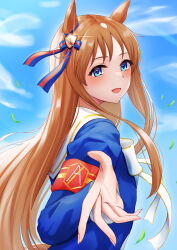  1girl absurdres animal_ears armband arugou blue_eyes blue_jacket blue_sky blush bow brown_hair clouds commentary_request ear_bow ear_ribbon grass_wonder_(stone-piercing_blue)_(umamusume) grass_wonder_(umamusume) highres horse_ears horse_girl horse_tail jacket long_hair long_sleeves looking_at_viewer multicolored_hair open_mouth red_armband sailor_collar sky smile solo tail umamusume upper_body white_hair white_sailor_collar 