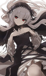  1girl black_dress closed_mouth commentary_request dress gothic_lolita grey_hair hairband highres lolita_fashion lolita_hairband long_hair looking_at_viewer red_eyes rozen_maiden smile solo suigintou wiersa 