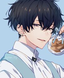  18trip 1boy ascot bag black_hair blue_background blue_vest commentary hair_between_eyes highres holding holding_bag looking_at_viewer mixed-language_commentary mole mole_under_eye multiple_moles murakumo_ten open_mouth portrait shirt short_hair simple_background smile solo vest violet_eyes white_ascot white_shirt yukiomi_frog 