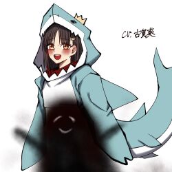   1girl 1other animal_costume assisted_coverage brown_eyes brown_hair censored character_censor commentary cosplay crown darkness fate/grand_order fate/strange_fake fate_(series) highres koga_aoi kriemhild_(fate) kriemhild_(fate)_(cosplay) kriemhild_(swimsuit_rider)_(fate) kriemhild_(swimsuit_rider)_(second_ascension)_(fate) kuruoka_tsubaki mcpc_zamurai novelty_censor pale_rider_(fate) shark_costume untranslatable_commentary voice_actor_connection white_background