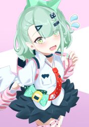  1girl absurdres aqua_nails arm_warmers bag blush commentary_request deiku_(day9_fujimiya) green_eyes green_hair hair_ornament heart highres looking_at_viewer multiple_hair_clips multiple_thigh_straps necktie open_mouth pink_arm_warmers pink_background red_necktie shirt skirt solo striped_arm_warmers sunna_(zenless_zone_zero) thigh_strap two-tone_background white_background white_shirt white_wings winged_bag wings zenless_zone_zero 