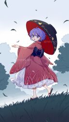  1girl absurdres artist_name back_bow black_bow black_sandals black_sash bow bowl bowl_hat chinese_commentary commentary_request day fafa falling_leaves full_body hat highres japanese_clothes kimono leaf long_sleeves looking_at_viewer obi outdoors purple_hair red_kimono sandals sash short_hair solo sukuna_shinmyoumaru touhou violet_eyes wide_sleeves 