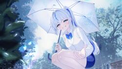  1girl ahoge aokumo_rin bare_legs blue_bow blue_bowtie blue_eyes blue_skirt bow bowtie cardigan collared_shirt commentary day feet_out_of_frame from_below from_side grey_hair grin hair_intakes highres holding holding_umbrella jirari korean_commentary lamppost long_hair long_sleeves looking_at_viewer looking_down looking_to_the_side miniskirt multicolored_hair outdoors plaid_bow plaid_bowtie plaid_clothes ponytail rain shirt skirt sky smile solo squatting stellive straight_hair streaked_hair transparent transparent_umbrella tree umbrella virtual_youtuber white_cardigan white_shirt wispy_bangs 