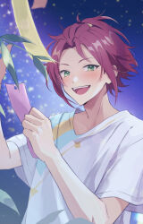  1boy bangs_pinned_back commentary curtained_hair ensemble_stars! green_eyes hair_ornament hairclip hand_up highres holding holding_tanzaku isara_mao leaf looking_at_viewer male_focus night open_mouth outdoors reijiro shirt short_hair short_sleeves sky smile solo t-shirt tanzaku teeth upper_body upper_teeth_only 