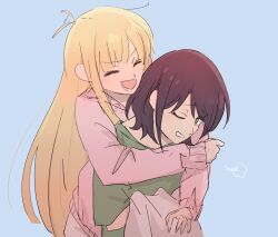  2girls ahoge ahoge_wag arms_around_neck black_hair blonde_hair blue_background cho_kaguya-hime! closed_eyes expressive_hair green_eyes green_shirt hug hug_from_behind ini_yoy kaguya_(cho_kaguya-hime!) long_hair long_sleeves medium_hair multiple_girls one_eye_closed open_mouth pink_sweater puff_of_air sakayori_iroha shirt short_sleeves sketch sleeves_past_wrists sweater very_long_hair 