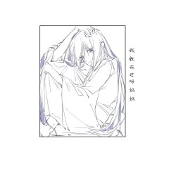  1girl araya_(project_moon) box child chinese_text closed_mouth hair_between_eyes hair_over_eyes hand_in_own_hair hand_on_own_knee highres knees_to_chest limbus_company long_hair long_sleeves looking_at_viewer multicolored_hair partially_colored project_moon ryoshu_(project_moon) sh831 simple_background sitting smile solo spot_color stuck_in_a_box two-tone_hair very_long_hair 