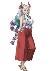  1girl aqua_hair arms_behind_back breasts closed_mouth commentary full_body geta h4sh1rnoto hakama highres horns japanese_clothes kimono one_piece ponytail red_hakama rope shimenawa sideboob sidelocks simple_background sleeveless sleeveless_kimono smile solo white_background white_hair white_kimono yamato_(one_piece) 