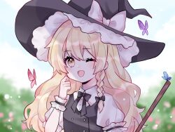  1girl black_bow black_bowtie black_hat black_vest blonde_hair blue_butterfly blue_sky blurry bow bowtie braid bug butterfly chinese_commentary clouds commentary_request day depth_of_field hair_bow hat hat_bow hezi_(measukivov) highres kirisame_marisa long_hair looking_at_viewer one_eye_closed open_mouth puffy_short_sleeves puffy_sleeves purple_butterfly red_butterfly short_sleeves side_braid single_braid sky smile solo touhou upper_body vest white_bow witch_hat yellow_eyes 