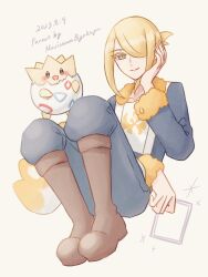  1boy blonde_hair boots brown_boots closed_mouth commentary_request dated full_body grey_eyes hair_over_one_eye hand_up highres jumpsuit long_sleeves male_focus narusawa_byakuya pokemon pokemon_(creature) pokemon_legends:_arceus signature smile togepi volo_(pokemon) white_background 