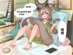  1girl anklet arknights barefoot blush brown_hair chinese_text comb commentary_request cup flower_symbol green_shirt green_shorts highres holding holding_comb holding_own_tail honeyberry_(arknights) jewelry knees_up long_hair long_tail mu_lin_di multicolored_hair on_bed open_mouth open_window pillow possum_ears possum_girl possum_tail shirt shorts smile streaked_hair tablet_pc tail twintails white_hair window window_blinds yellow_eyes 