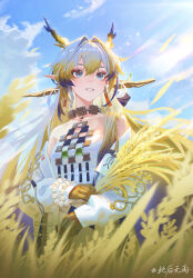  1girl absurdres arknights artist_name bare_shoulders blonde_hair blue_hair blue_sky clouds cloudy_sky colored_skin commentary dragon_girl dragon_horns earrings grey_eyes hair_between_eyes hair_intakes highres holding holding_wheat horns jacket jewelry long_hair long_sleeves multicolored_hair necklace off_shoulder pointy_ears shu_(arknights) sky smile solo strapless streaked_hair sunlight tube_top wheat_field white_jacket white_tube_top zxjn7272 