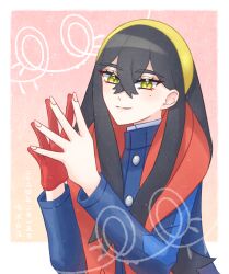  1girl absurdres black_hair blue_jacket buttons carmine_(pokemon) closed_mouth commentary_request crossed_bangs eyelashes gloves hair_between_eyes hairband hands_up highres jacket long_hair long_sleeves looking_at_viewer mole mole_under_eye narusawa_byakuya pink_background pokemon pokemon_scarlet_and_violet red_gloves single_glove smile solo translation_request upper_body yellow_eyes yellow_hairband 