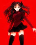  1girl black_legwear blue_eyes brown_hair fate/stay_night fate_(series) ratatouille_(06ten) red_background simple_background solo thighhighs toosaka_rin two_side_up 