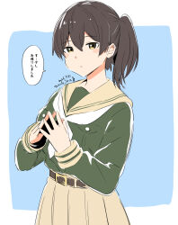  1girl black_hair brown_eyes commentary_request cosplay cowboy_shot green_shirt kaga_(kancolle) kantai_collection kitakami_(kancolle) kitakami_(kancolle)_(cosplay) kitakami_(sasebo_2026)_(kancolle) mochisaka_mitsuki neckerchief pleated_skirt sailor_collar shirt side_ponytail skirt solo steepled_fingers translation_request white_neckerchief yellow_sailor_collar yellow_skirt 