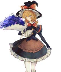  1girl apron black_capelet black_gloves black_hat black_skirt black_vest blonde_hair blue_eyes blush_stickers bouquet bow bowtie braid bright_pupils brown_apron buttons capelet closed_mouth cookie_(touhou) cowboy_shot elbow_gloves expressionless flower frilled_apron frilled_skirt frills gloves hair_between_eyes hair_bow hana_(skhgrandiflorus) hat hat_bow highres holding holding_bouquet kirisame_marisa looking_afar meguru_(cookie) pantyhose purple_flower red_bow red_bowtie short_hair side_braid simple_background single_blush_sticker single_braid skirt skirt_set solo touhou vest waist_apron white_background white_pantyhose white_pupils witch_hat 