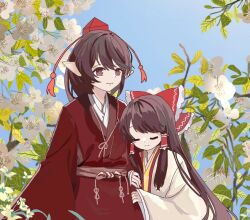  2girls arm_hug blue_sky bow brown_eyes brown_hair chinese_commentary closed_eyes closed_mouth clothing_request commentary_request day flower flower_request frilled_bow frilled_hair_tubes frills hair_bow hair_tubes hakurei_reimu hat height_difference long_hair long_sleeves missing_wings multiple_girls outdoors pointy_ears red_bow red_hat second-party_source shameimaru_aya sky smile tokin_hat touhou twi_mu_xue_snow very_long_hair white_flower wide_sleeves yuri 