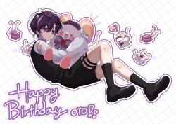  1boy animal_hug black_shoes black_shorts black_socks black_vest blush box character_name closed_mouth cloud_hair_ornament cone_horns dot_nose double-parted_bangs earrings from_side gift gift_box gloves grey_horns grid_background hair_between_eyes hair_ornament happy_birthday highres horns jewelry knee_up long_sleeves looking_at_viewer lyuiboo male_focus mouse_(animal) multicolored_hair multiple_thigh_straps oto_rainy outline plaid_clothes plaid_shorts puffy_long_sleeves puffy_sleeves purple_hair purple_outline shirt shoes shorts simple_background skoshism sleeve_ribbon small_horns socks streaked_hair teardrop_earrings thigh_strap unmoving_pattern utaite vest violet_eyes virtual_youtuber white_gloves white_outline white_shirt 