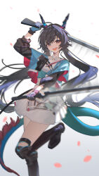 1girl absurdres arknights arknights:_endfield black_gloves black_hair blue_gloves blue_jacket boots chen_qianyu_(arknights) commentary_request dragon_girl dragon_horns dragon_tail dual_wielding eastern_dragon_horns eastern_dragon_tail foot_out_of_frame gloves grey_eyes highres hitomi_(tongshou) holding holding_sword holding_weapon horns jacket knee_boots long_hair looking_at_viewer open_mouth pink_pupils shirt skirt solo standing standing_on_one_leg sword tail twintails two-sided_gloves very_long_hair weapon white_shirt white_skirt 