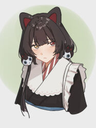 1girl animal_ears black_hair black_kimono commentary dog_ears dog_tail green_background hair_ornament heterochromia highres inui_toko inui_toko_(1st_costume) japanese_clothes kimono long_hair looking_at_viewer maid mismatched_sclera nijisanji red_eyes siusiuvan solo tail untranslatable_commentary upper_body virtual_youtuber wa_maid yellow_eyes 