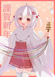  1girl bell chanhomu commentary_request hair_ornament hakama highres japanese_clothes jingle_bell kagura_suzu miko open_mouth original red_eyes red_hakama ribbon-trimmed_skirt ribbon-trimmed_thighhighs ribbon_trim short_hair smile thigh-highs white_hair white_thighhighs wide_sleeves 