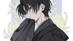  1boy 8tkkcsghb1zmqez black_hair black_kimono blue_background commentary covering_own_mouth floral_background glasses grey_hair hand_up japanese_clothes kimono looking_at_viewer male_focus short_hair simple_background smile solo two-tone_background watanuki_kimihiro white_background xxxholic 