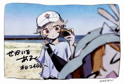  >_< 2girls :< adachi_rei baseball_cap beach blurry blurry_foreground blush_stickers border braid braided_ponytail brown_hair camera closed_mouth commentary_request dated facing_viewer fanny_pack hat highres hinoki_(yesfish1117) holding holding_camera looking_at_viewer multiple_girls nurse_robot_type_t orange_hair outdoors photobomb pink_eyes sekai_o_aruku_(utau) shirt short_hair translation_request utau white_shirt 