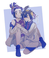  2boys black_hair blue_socks commentary_request crossed_bangs dual_persona gloves hair_between_eyes hairband highres jacket kieran_(pokemon) long_sleeves male_focus mole mole_on_neck multicolored_hair multiple_boys no_shoes off_shoulder open_clothes open_jacket open_mouth pokemon pokemon_scarlet_and_violet purple_hair shirt shorts simple_background sitting socks speech_bubble sweat tank_top translation_request turn_pale wosinnk yellow_hairband 