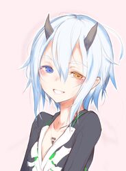  1girl blue_eyes collarbone face grin heterochromia highres horns io_(pso2) looking_at_viewer makabe_gorou orange_eyes phantasy_star phantasy_star_online_2 portrait short_hair silver_hair simple_background smile solo tagme 